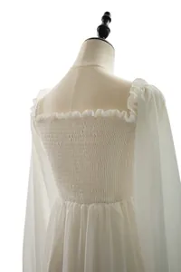 Detalle de cerca del diseño elástico en la espalda y el cuello con volantes de un vestido