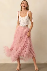 Detailansicht eines Blumen-Korsett-Tops mit rosa Bändern und gestuftem Rüschen-Tüllrock.
