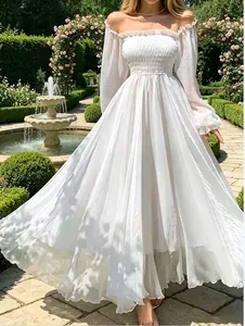Elegante vestido largo de hada blanco con hombros descubiertos, busto fruncido y manga larga
