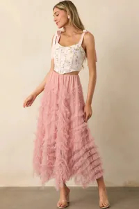Detailansicht von Blumen-Top mit Trägern und rosa gestuftem Tüllrock für Damen.