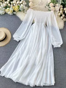 Vestido largo blanco elegante con hombros descubiertos y manga larga para verano