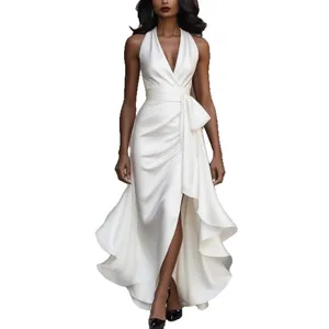 Elegante witte satijnen cocktailjurk met V-hals, mouwloos, rucheszoom en strik in de taille