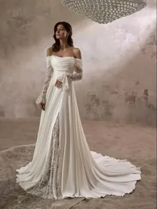 Elegantes schulterfreies weißes Hochzeitskleid mit Spitze und einem schicken Schlitz