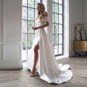 Detailansicht des weißen schulterfreien Satin-Hochzeitskleids mit langer Schleppe