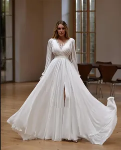 Elegantes langärmliges weißes Hochzeitskleid mit V-Ausschnitt, Spitze und hohem Beinschlitz