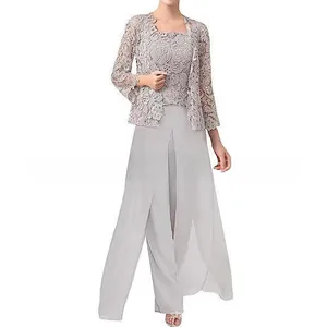 Dettaglio dell'elegante giacca in pizzo e pantaloni a gamba larga in chiffon eleganti