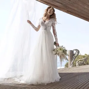 Elegantes Hochzeitskleid mit V-Ausschnitt, langen Spitzenärmeln und kleiner Schleppe