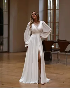 Elegantes weißes langärmliges Hochzeitskleid mit tiefem V-Ausschnitt und Beinschlitz