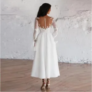 Elegante vista posteriore di un abito da sposa bianco a maniche lunghe con pizzo e bottoni.