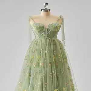Elegantes salbeigrünes Abendkleid mit feiner Blumenstickerei und Lagen aus Tüll