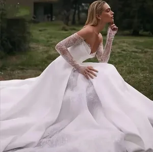 Elegantes langärmeliges schulterfreies Hochzeitskleid aus Spitze mit einer langen Schleppe.