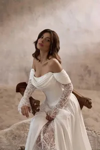 Elegantes schulterfreies weißes Hochzeitskleid mit Spitzenärmeln und Satinoberteil