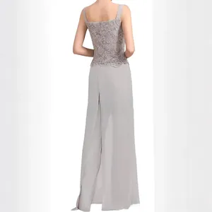 Vista posteriore dettagliata di un elegante abito da sera in pizzo grigio e chiffon
