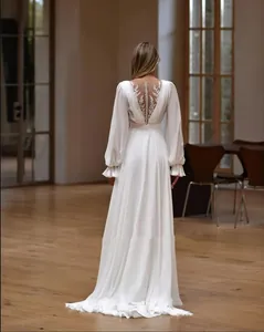Elegantes weißes langärmeliges Brautkleid mit besticktem V-Rücken und kleiner Schleppe