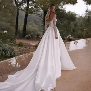 Elegantes schulterfreies Hochzeitskleid mit Spitzenärmeln und einer langen Schleppe