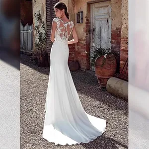 Elegantes Spitzen-Rückendetail eines schmalen Meerjungfrau-Brautkleids mit Schleppe