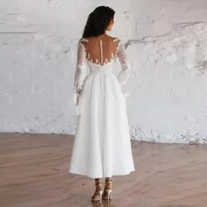 Elegante vista posteriore dell'abito da sposa bianco con pizzo trasparente e bottoni