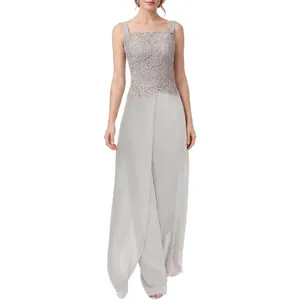Dettaglio dell'elegante corpetto in pizzo e della gonna in chiffon fluido sull'abito grigio