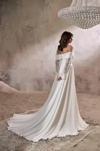 Elegantes weißes schulterfreies Hochzeitskleid mit Spitzenärmeln und langer Schleppe.