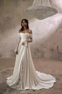 Elegantes weißes schulterfreies französisches Hochzeitskleid mit Spitzenärmeln und Kronleuchter.