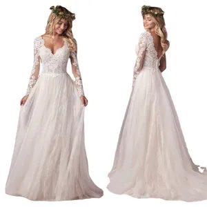Elegantes Brautkleid mit V-Ausschnitt, langen Ärmeln, Tüllrock und kleiner Schleppe