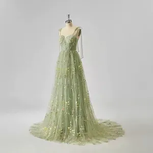 Langes salbeigrünes Tüll-Abendkleid mit feiner Blumenstickerei und Spaghettiträgern für den Ball.