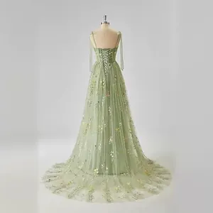 Elegantes salbeigrünes langes Abendkleid mit Spaghettiträgern, Blumenstickerei und Schleppe.