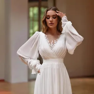 Elegantes weißes langärmliges Brautkleid mit V-Ausschnitt, Spitzenstickerei und Puffärmeln