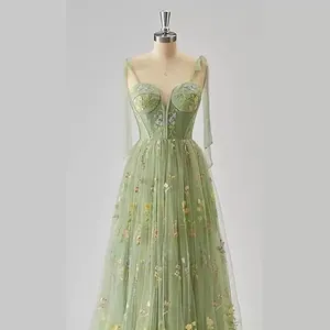 Elegantes grünes Abendkleid mit Spaghettiträgern, Blumenstickerei und Tüllrock