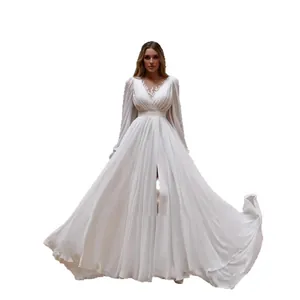 Elegantes weißes langärmliges Brautkleid mit V-Ausschnitt und modischem Beinschlitz