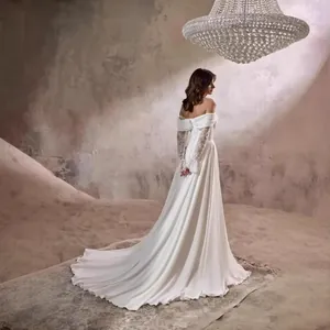 Elegantes weißes schulterfreies Hochzeitskleid mit Spitzenärmeln und langer Schleppe.