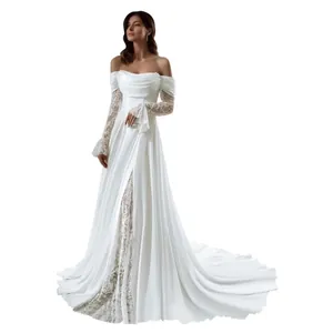 Elegantes weißes schulterfreies Hochzeitskleid mit Spitzenärmeln und hohem Schlitz