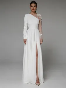 Elegante abito da sposa bianco leggero con spacco alto e manica ricamata in rete