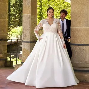 Elegantes A-Linien-Brautkleid in Übergröße mit feinen Spitzenärmeln und vollem Satinrock.