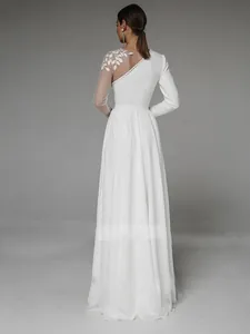 Vista posteriore di un elegante abito da sposa bianco asimmetrico con pizzo a foglia