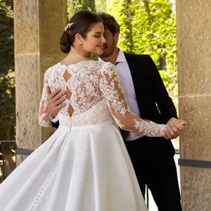 Detaillierte Ansicht der Rückenspitze am langärmeligen Hochzeitskleid in Übergröße