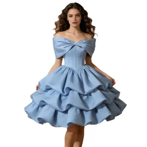 Elegante lichtblauwe cocktailjurk met blote schouders en gelaagde ruches