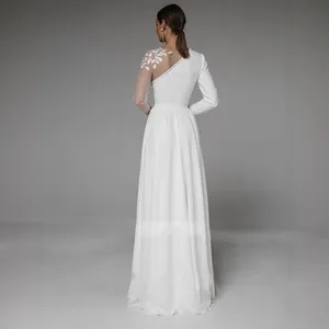 Elegante abito da sera bianco monospalla con manica velata e ricami foglia raffinati