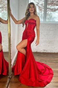 Dettaglio dell'elegante abito da sera a sirena rosso senza spalline e spacco alto