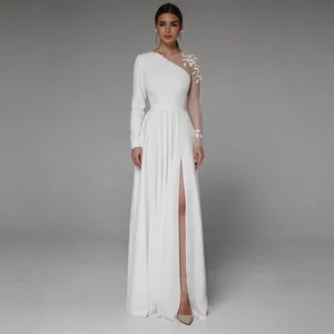Elegante abito da sposa bianco con spacco alto e dettagli di foglie applicate sulla spalla
