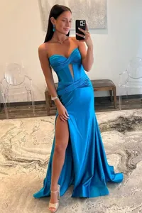 Elegante abito da sera blu senza spalline con spacco alto e strascico a sirena per feste