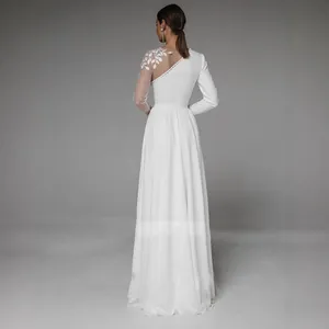 Elegante abito da sposa bianco 2026 con manica lunga asimmetrica e ricamo a foglie