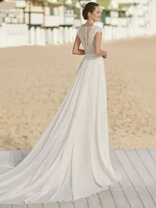 Elegante dettaglio posteriore dell'abito da sposa in pizzo con strascico