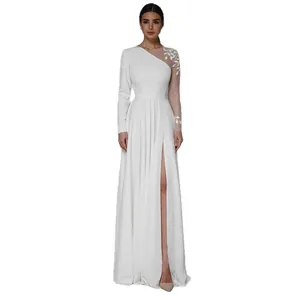Elegante abito da sposa bianco con manica in rete trasparente e spacco laterale alto