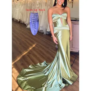 Elegante abito da ballo a sirena in raso verde con top a tubino e lacci.