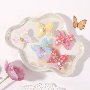 Vista detallada de accesorios para el cabello de mariposa de encaje con pedrería
