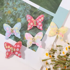 Vista detallada de parches de mariposa de encaje con pedrería y lentejuelas florales