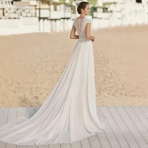 Elegante abito da sposa lungo con scollo a V in pizzo e una coda piccola e raffinata.