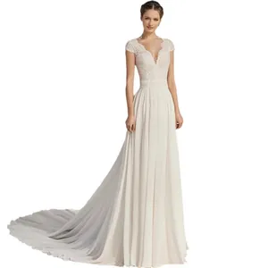 Elegante abito da sposa bianco in pizzo con scollo a V, strascico corto e gonna in chiffon