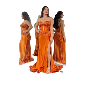 Elegante abito da sera arancione senza spalline in raso con spacco e strascico a sirena